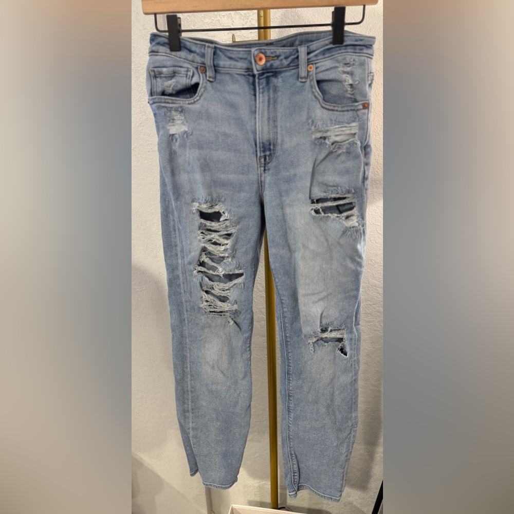 American Eagle Distressed Straight Mom Jeans Size 6 Long Light Wash Ripped Denim - Picture 3 of 14